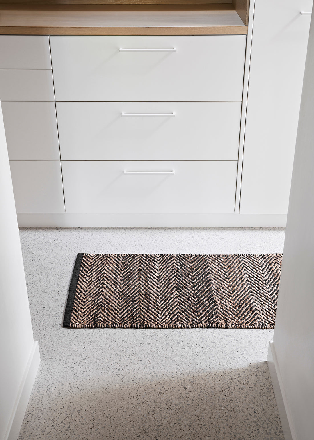 Armadillo Serengeti Nook - Charcoal & Natural