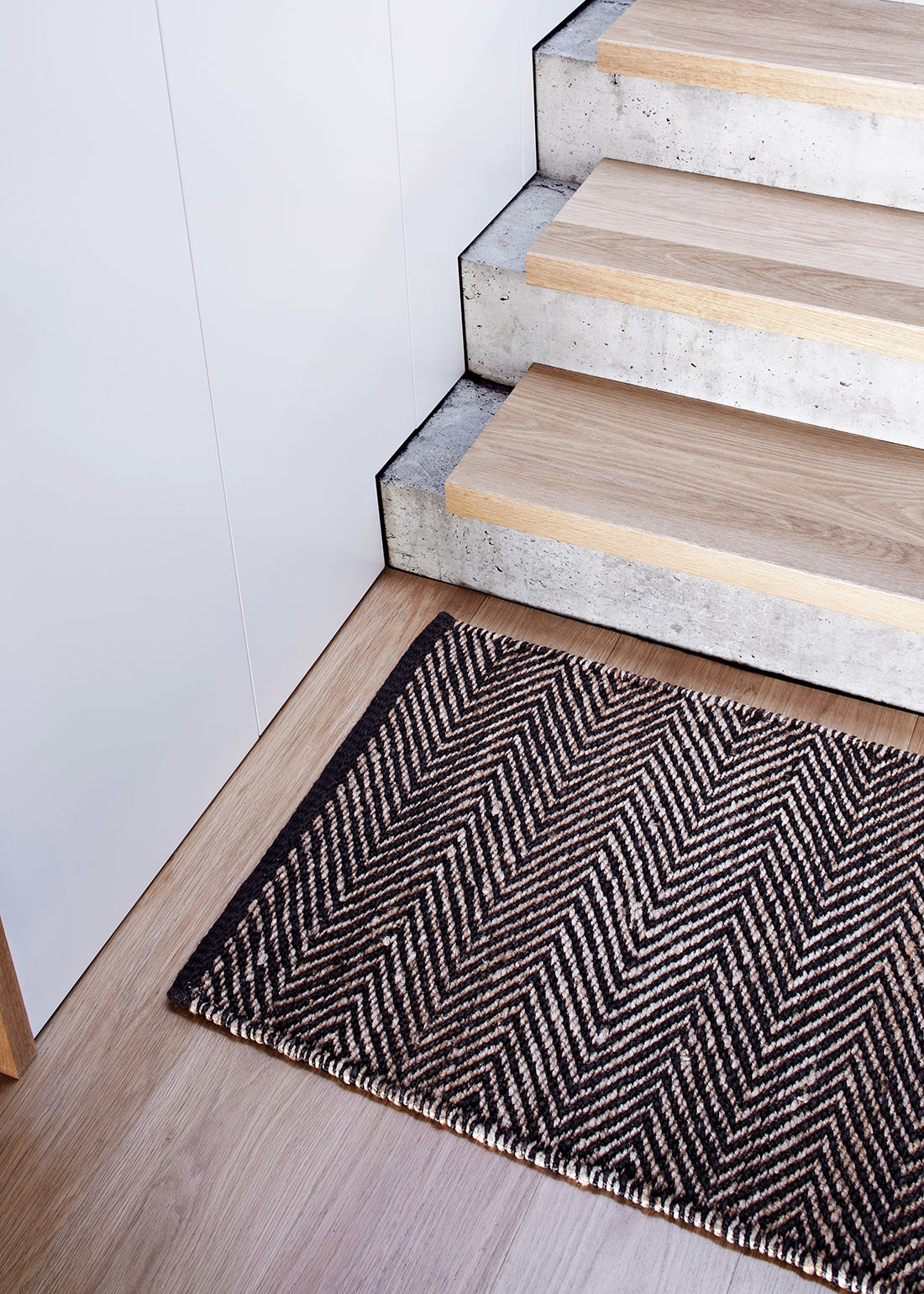 Armadillo Serengeti Nook - Charcoal & Natural